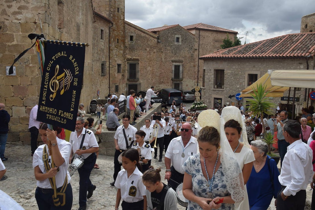 Subida, en procesión, de la Patrona al castillo