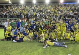 Los jugadores del Villafranca celebran el título autonómico con sus aficionados