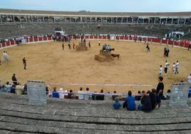 La plaza de toros con la zona acordonada