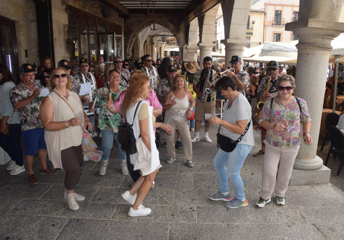 Ambiente festivo del día de la capea de las mujeres