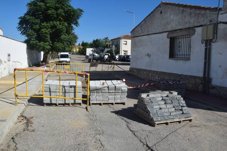 Uno de los pasos de peatones en construcción.