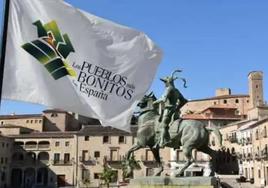 La bandera de los pueblos más bonitos, con la estatua de Francisco Pizarro