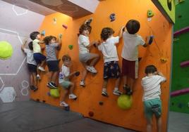 Pequeños aficionados en la escuela municipal de escalada