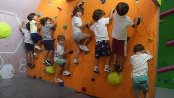 Los menores se agarran a la escalada