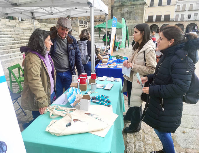 La responsabe de Grandes Amigos en Trujillo, con las representante del centro trujillano de Aspace Cácerres y de Feafes Extremadura