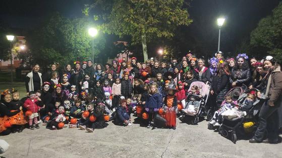 Cerca de 60 menores recorreren diferentes barriadas con 'truco o trato'