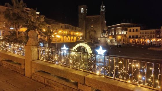 La plaza Mayor tendrá un árbol de 10 metros o ángeles de gran tamaño en Navidad