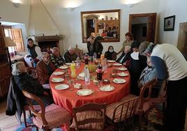 Uno de los encuentros celebrados con personas mayores y voluntarios