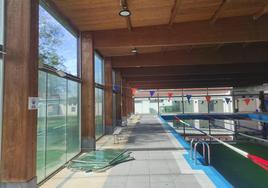 Los cristales rotos en la piscina climatizada.