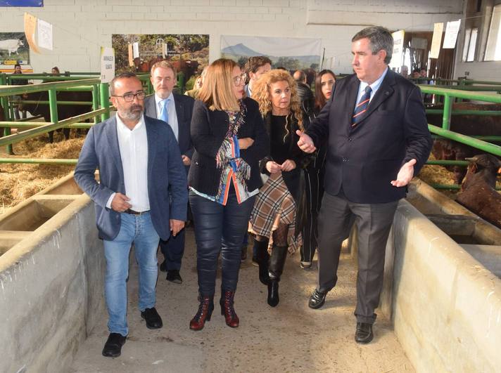 Autoridades en su recorrido viendo los animales expuestos