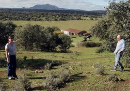 Catherine, junto a Javier, muestra su hogar, con las plantaciones al fondo.