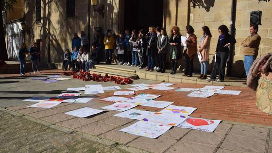 La puerta del Ayuntamiento simboliza el rechazo contra la violencia de género