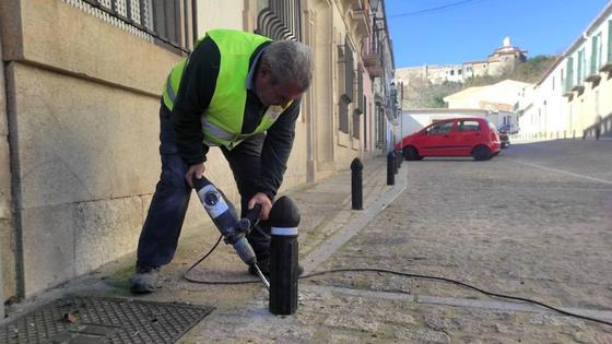Obras retira los actuales pivotes para ajustarse a la normativa