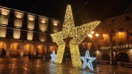 La plaza Mayor lucirá un árbol de Navidad de once metros, situado en el pilar