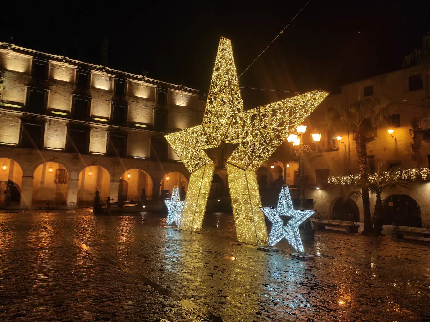 La plaza Mayor lucirá un árbol de Navidad de once metros, situado en el pilar