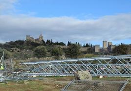 Una de las torres para la fábrica de diamantes, y al fondo, Trujillo, en una foto hace unas semanas