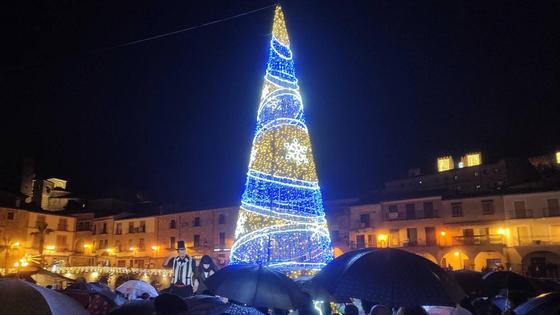 El encendido del árbol de Navidad atrae a decenas de personas, a pesar de la lluvia
