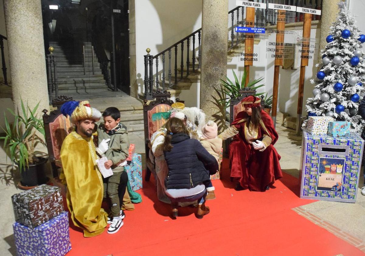 Imagen principal - Decenas de menores entregan su carta a los pajes reales