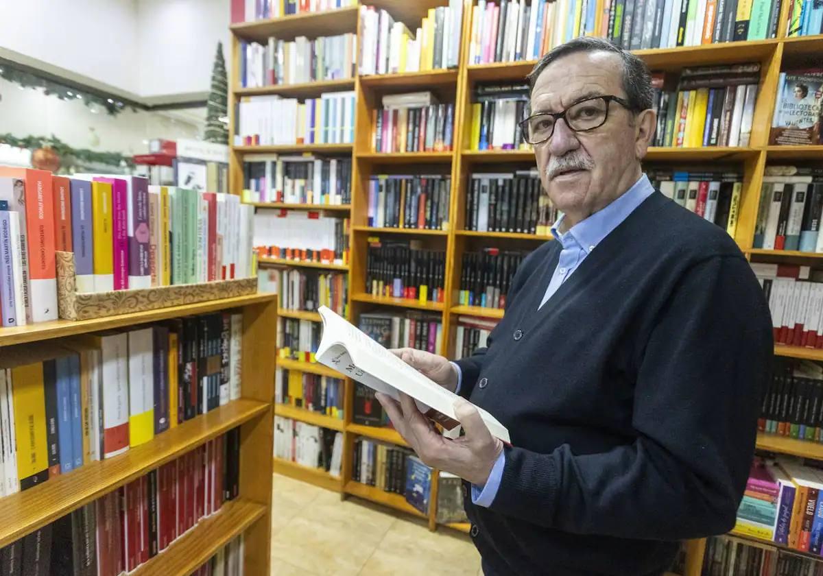 Damián Gallego, rodeado de libros.