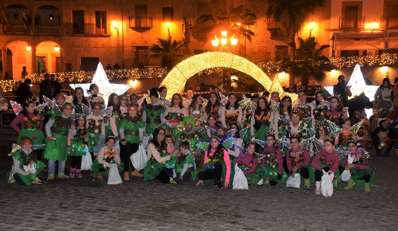 Imagen principal - La cabalgata vuelve a llenar de ilusión las calles de la ciudad