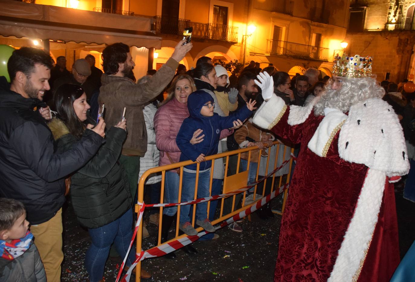 Melchor saluda al público asistente en la plaza Mayor.