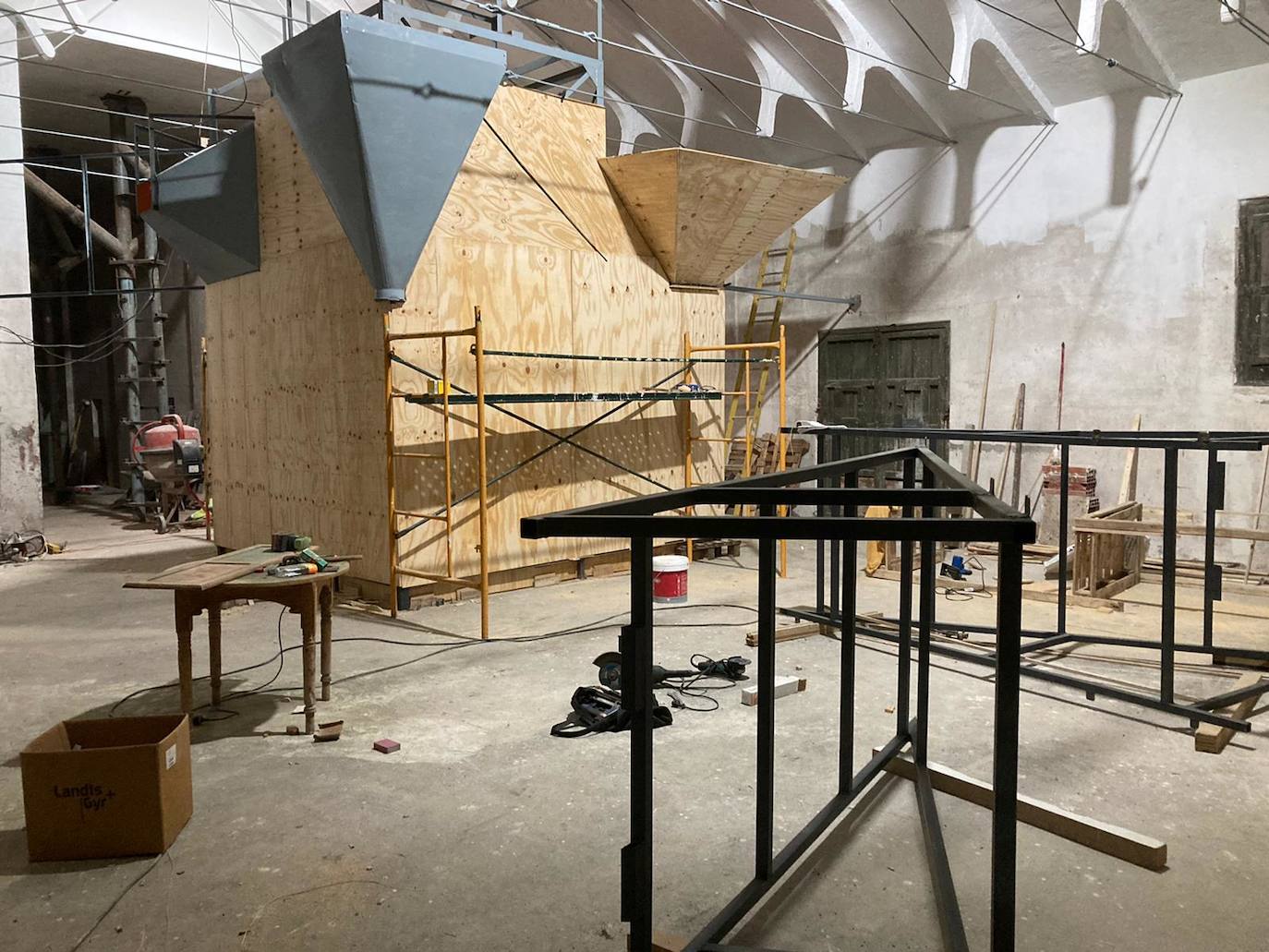 Imagen secundaria 1 - Proceso de construcción del rocódromo en el antiguo silo 