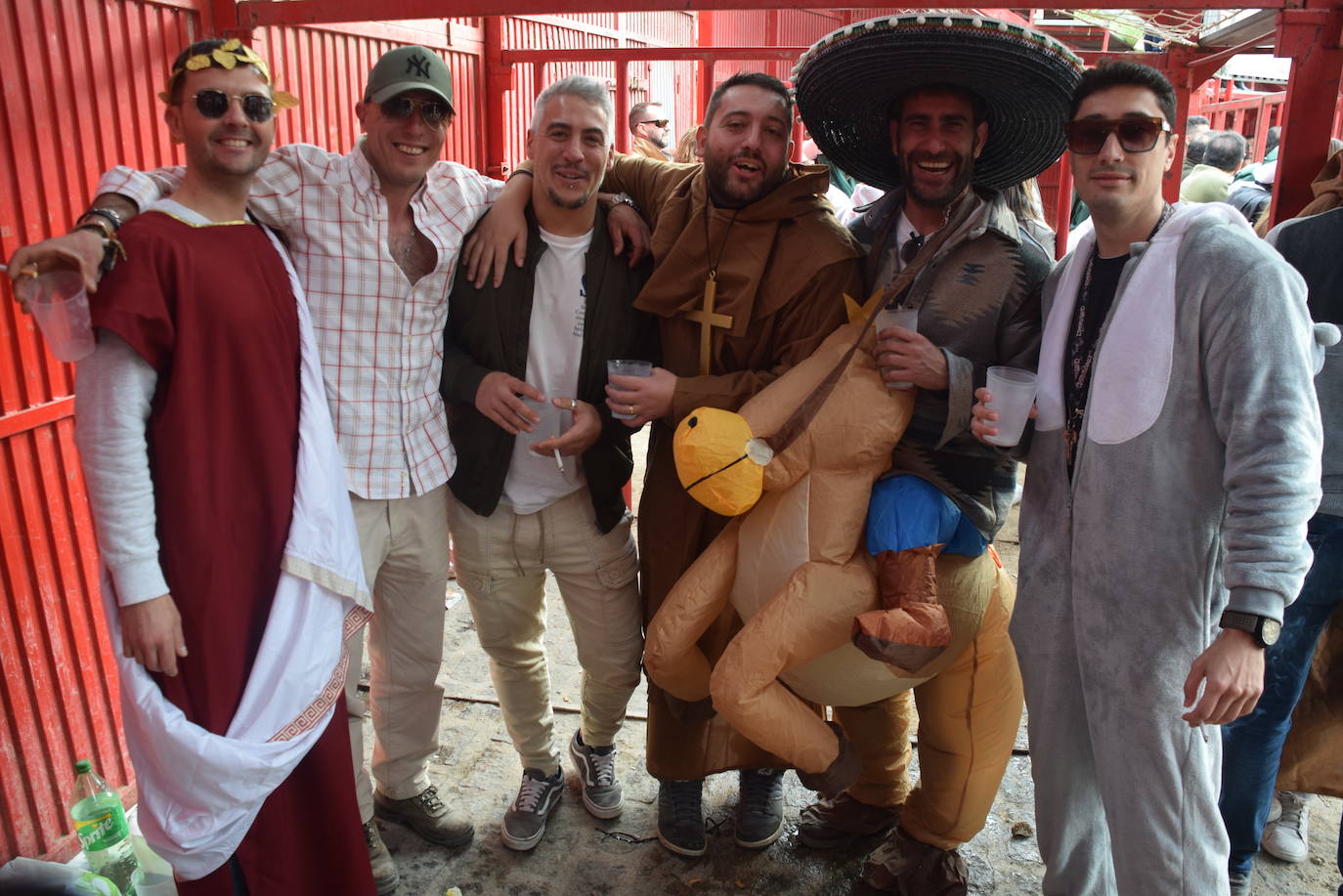 Imagen secundaria 1 - Gran ambiente en la primera jornada de los festejos taurinos, con motivo de los carnavales