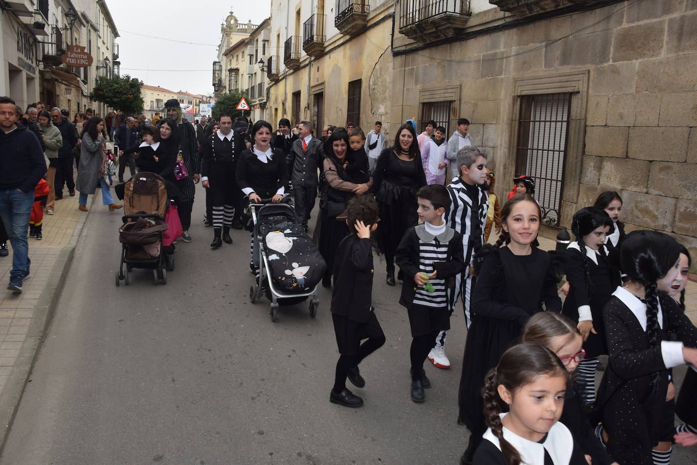 Las dos agrupaciones participantes Pavo Real y Yupik 