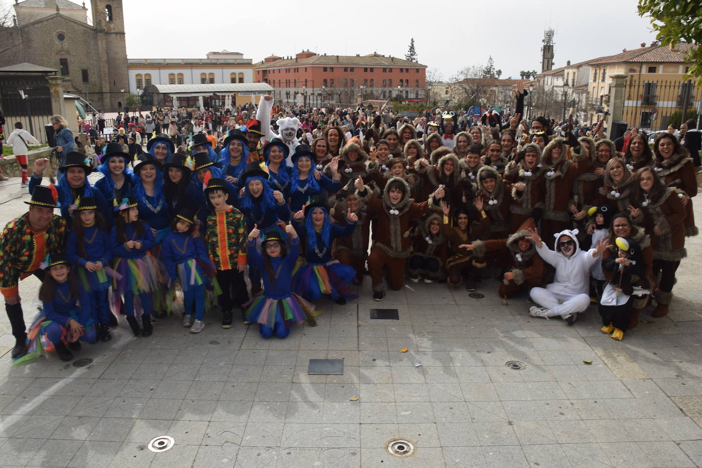 Las dos agrupaciones participantes Pavo Real y Yupik 