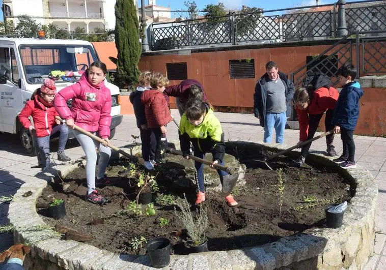Participantes en la iniciativa en la zona del paseo Ruiz de Mendoza