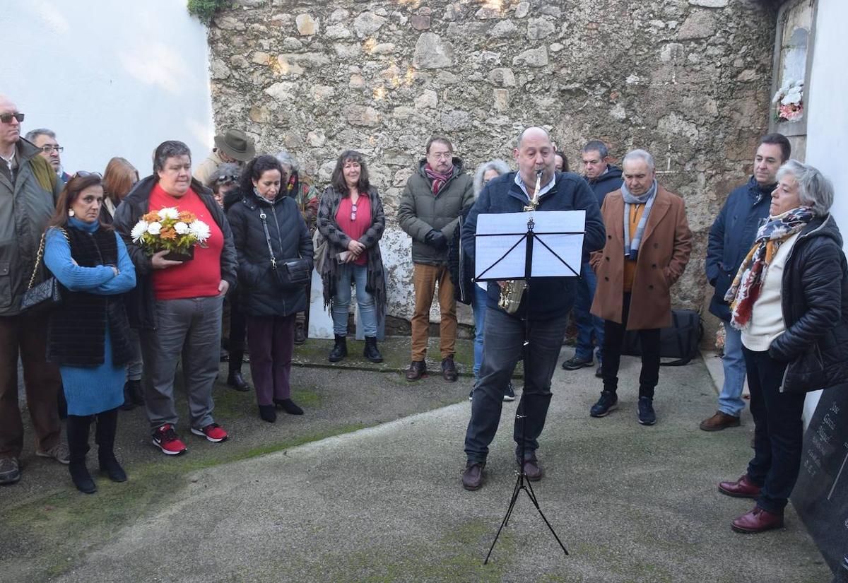 Imagen principal - Kin Paredes recibe un sentido homenaje, con gran asistencia de público