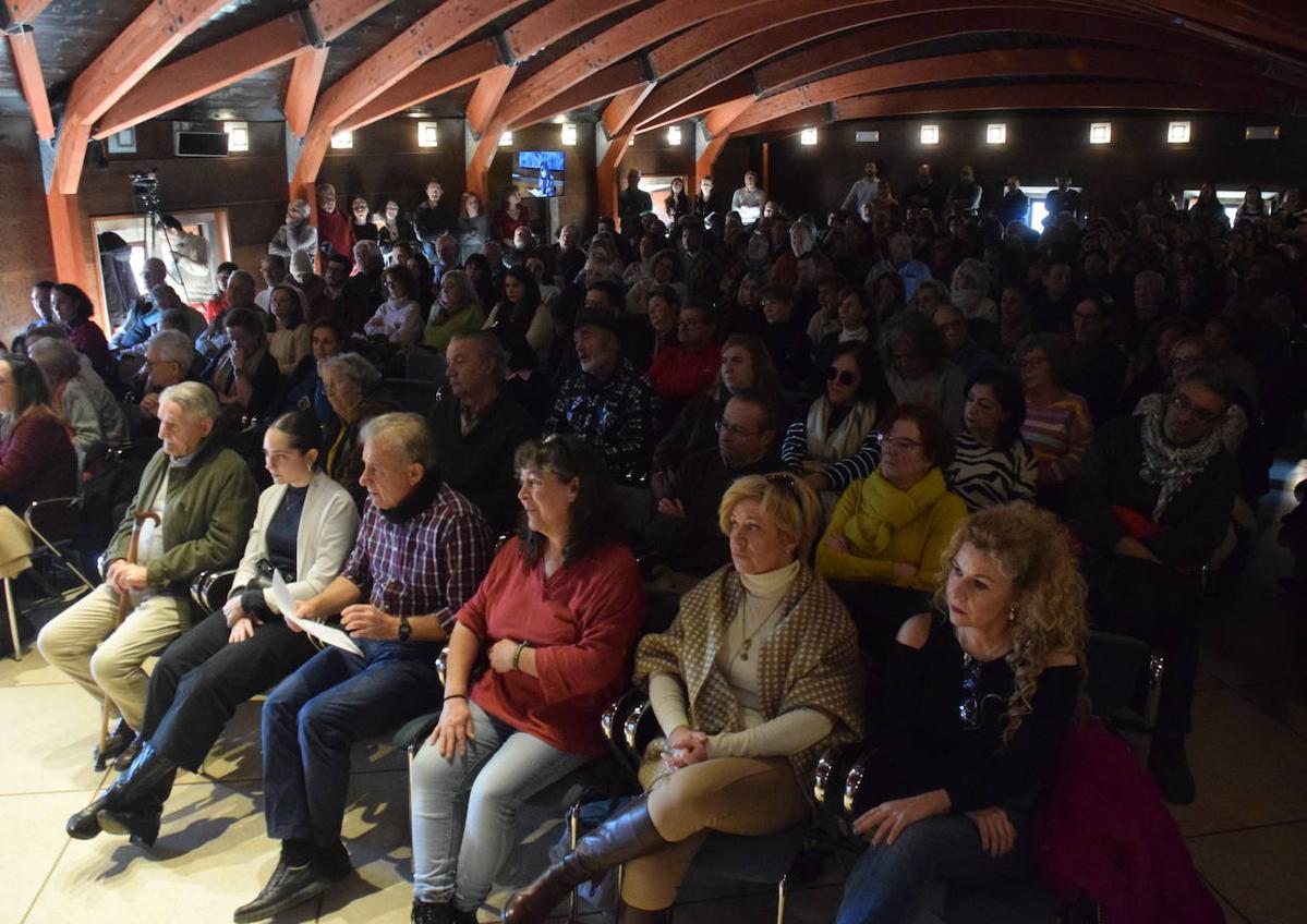 Imagen secundaria 1 - Kin Paredes recibe un sentido homenaje, con gran asistencia de público