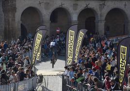 Uno de los corredores a su paso por la plaza Mayor, con numeroso público.