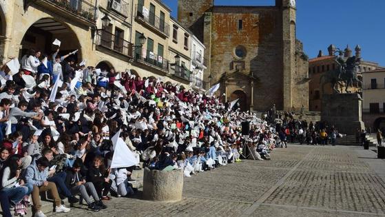 Estudiantes de los colegios e institutos celebran el Día Escolar de la Paz