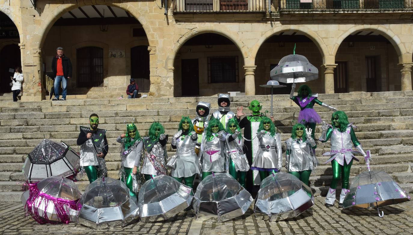 Concurso de comparsas y primer día de festejos taurinos