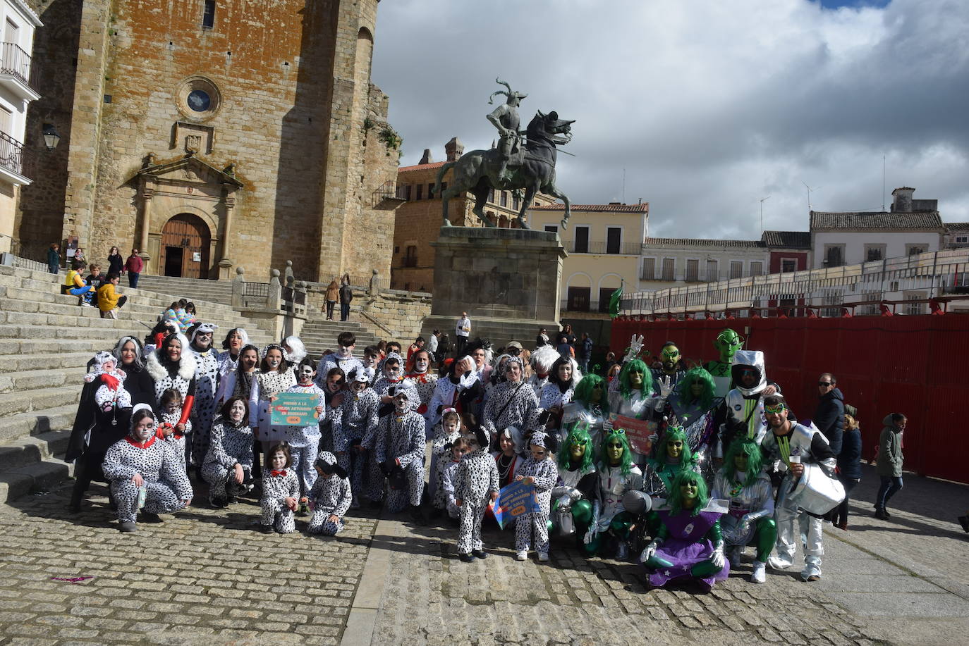Concurso de comparsas y primer día de festejos taurinos