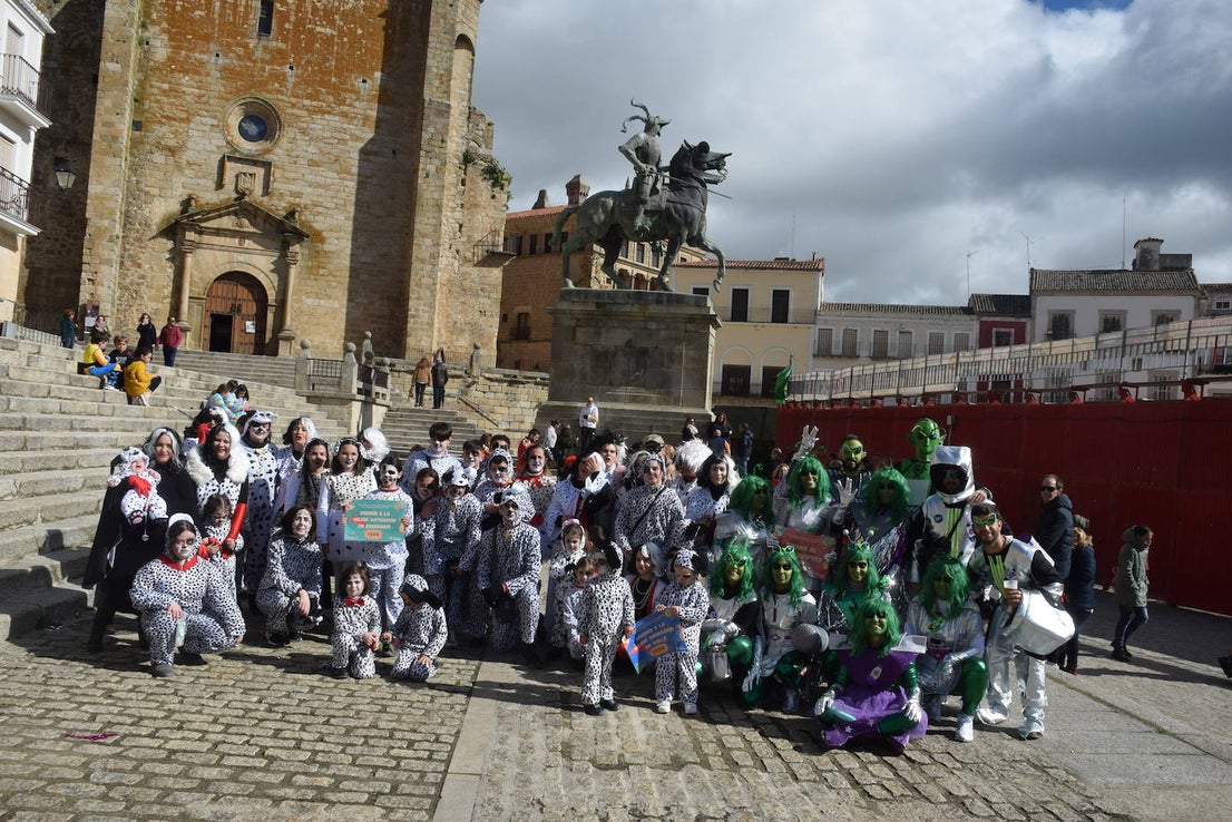 Concurso de comparsas y primer día de festejos taurinos