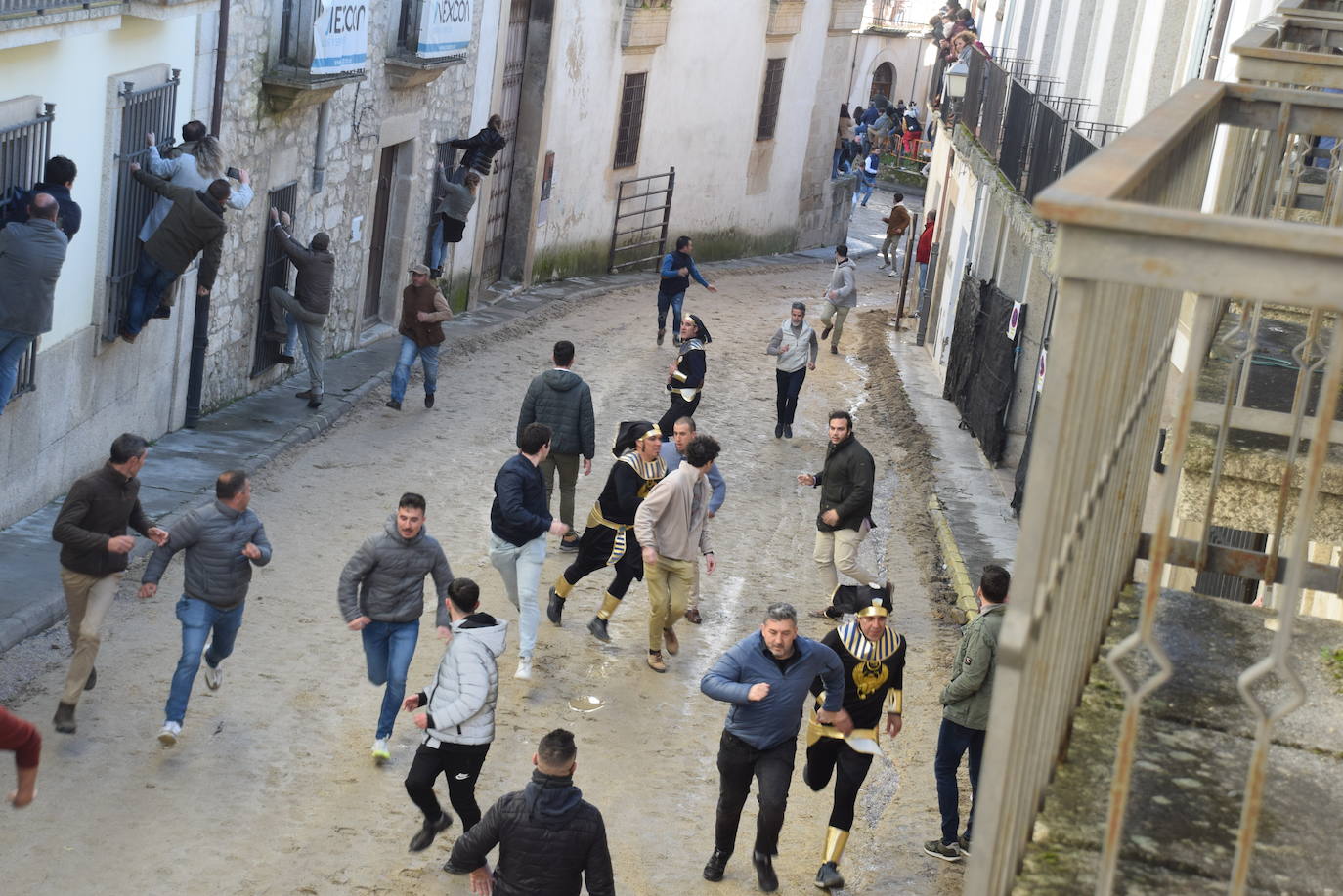 Concurso de comparsas y primer día de festejos taurinos
