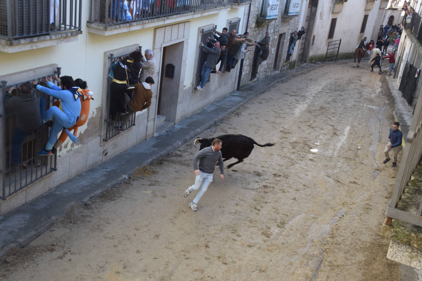 Concurso de comparsas y primer día de festejos taurinos