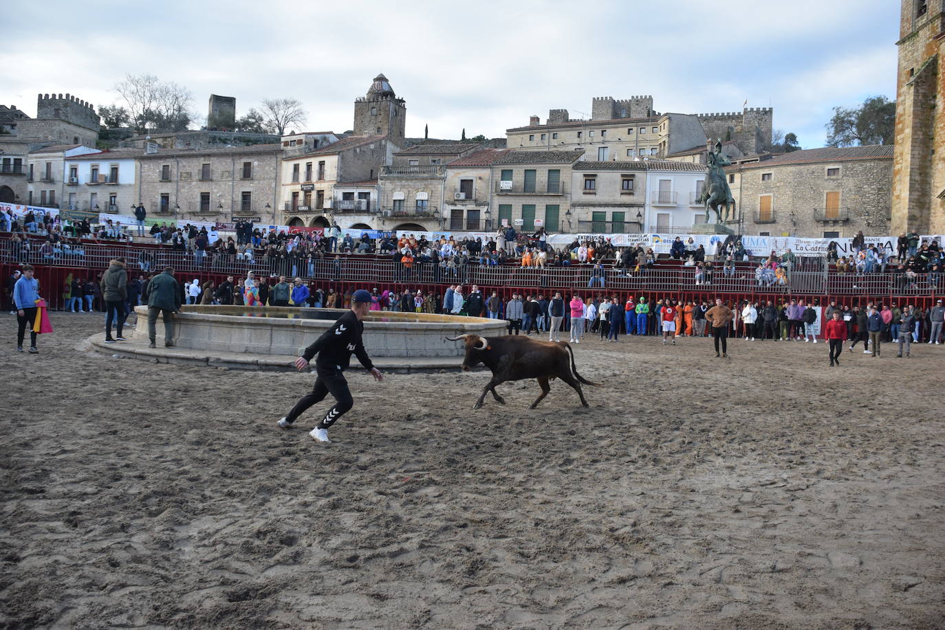 Concurso de comparsas y primer día de festejos taurinos