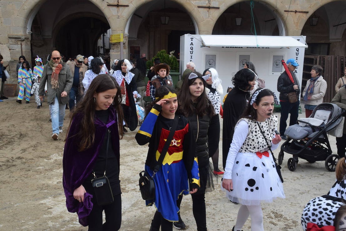 Concurso de comparsas y primer día de festejos taurinos