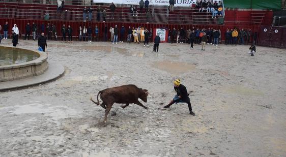 El festejo taurino no falta a la cita, a pesar del mal tiempo