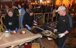 Responsables, con el repartod de sardinas