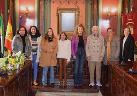 Integrantes de la corporación municipal, junto con las tres protagonistas