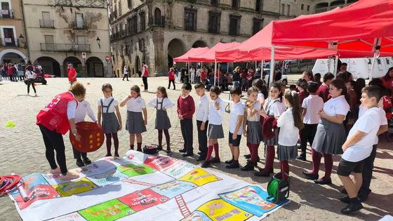 Cruz Roja sale a la plaza Mayor para mostrar diferentes servicios y recursos