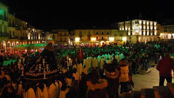 Tres desfiles procesionales estarán pendientes esta noche del tiempo