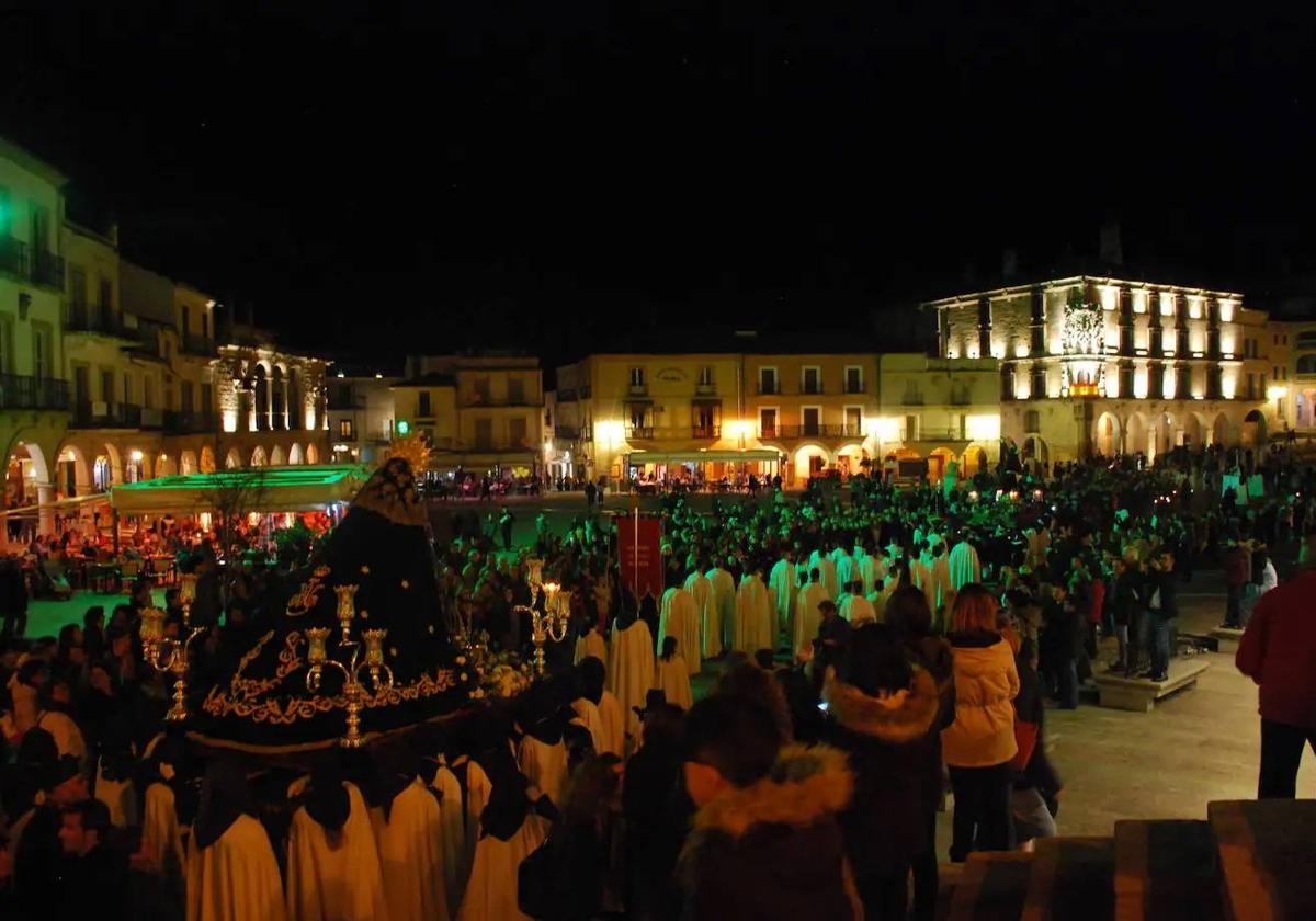 Tres desfiles procesionales estarán pendientes esta noche del tiempo