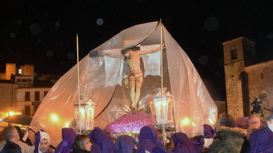 La lluvia iterrumpe la procesión del Santo Entierro