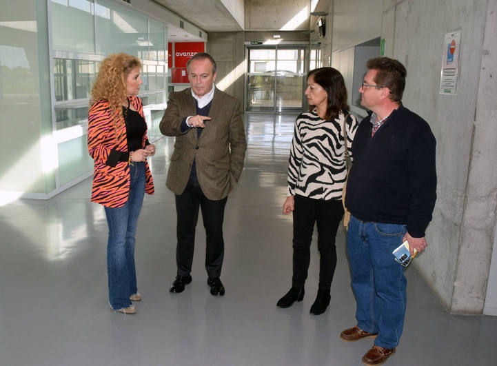 El consejero junto a la alcaldesa y a los concejales Consuelo Soriano y Juan Manuel Mariscal