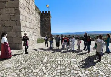 Un momento de la visita, en el castillo trujillano, con una de las representaciones.